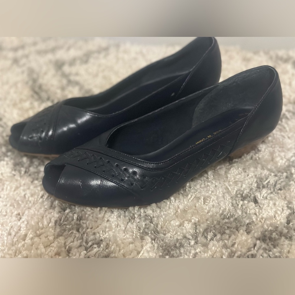 Women’s Vintage Peep Toe Wooden Heels
Blue Size 8 Private Collection Brand